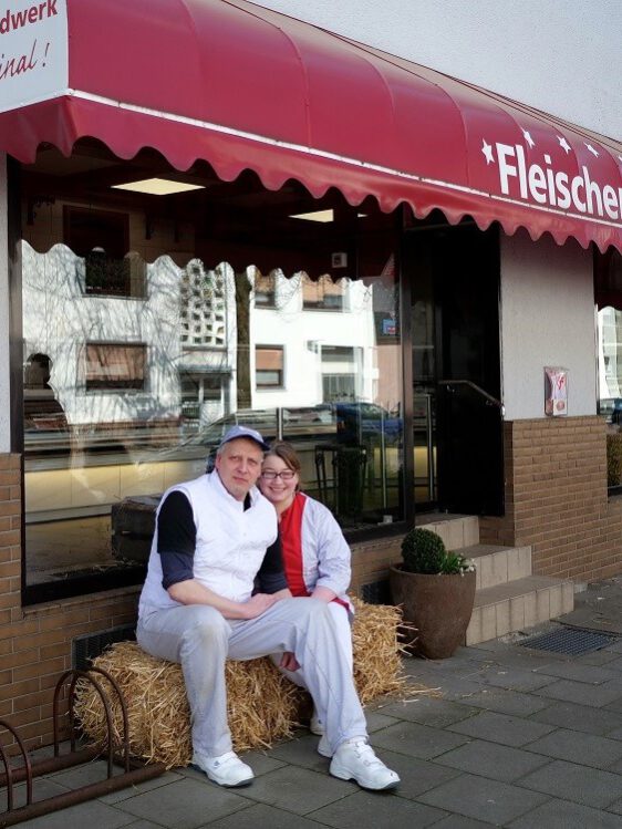Andreas und Anika Witte vor ihrem Fleischereigeschäft
