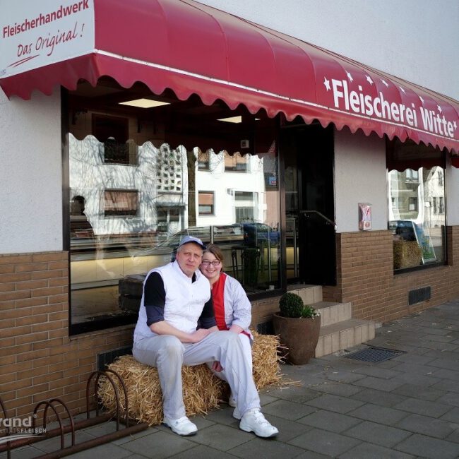 Fleischerei Witte_web Andreas und Anika Witte vor ihrem Fleischereigeschäft