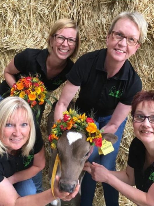 Team des Hof Kolkmeier mit einem Kalb