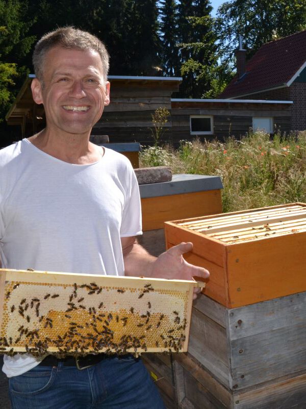 Imker Christian Jockheck mit seinen Bienen