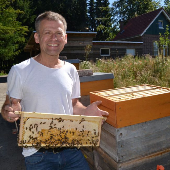 Imker Christian Jockheck mit seinen Bienen