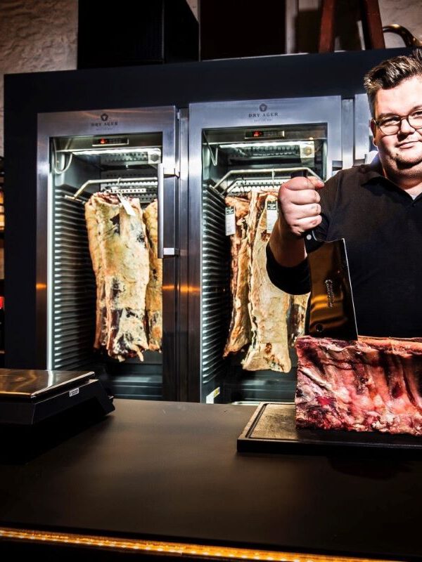 Tobias Neumann in der Carnothek der Steakmeisterei