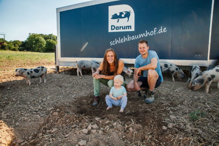 Zusammen mit seiner Lebensgefährtin Anna Zeidler bewirtschaftet Peer Sachteleben den Schlehbaumhof in Osnabrück. Die auffälligen mobilen Schweineställe sind zu einem echten Markenzeichen geworden. Foto: Gunnar Geller