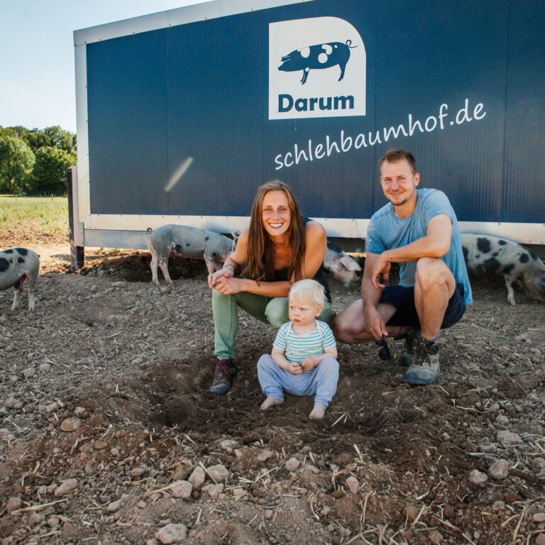 Schlehbaumhof Osnabrück Zusammen mit seiner Lebensgefährtin Anna Zeidler bewirtschaftet Peer Sachteleben den Schlehbaumhof in Osnabrück. Die auffälligen mobilen Schweineställe sind zu einem echten Markenzeichen geworden. Foto: Gunnar Geller