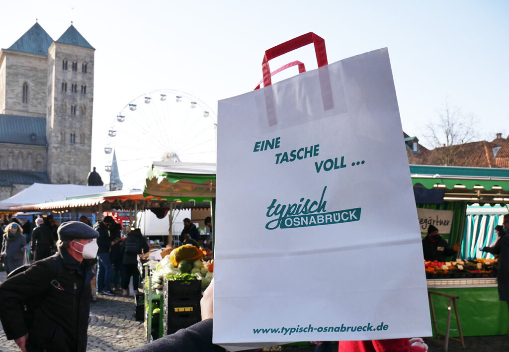 Wer die Zutaten für die frischen Gerichte auf dem Osnabrücker Wochenmarkt einkauft, trifft dort ebenfalls auf das Logo von "Typisch Osnabrück". Die Papiertüten gibt es bei einem Einkauf auf dem Wochenmarkt kostenlos dazu.