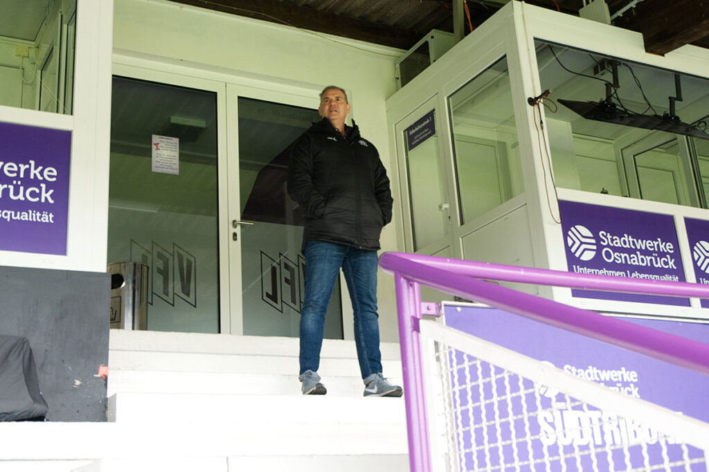 Alles im Blick: Bei Heimspielen sucht sich Metin Risopp einen Platz weit oben, um stets möglichst das ganze Stadion im Blick zu behalten. Fotos: Sina-Christin Wilk