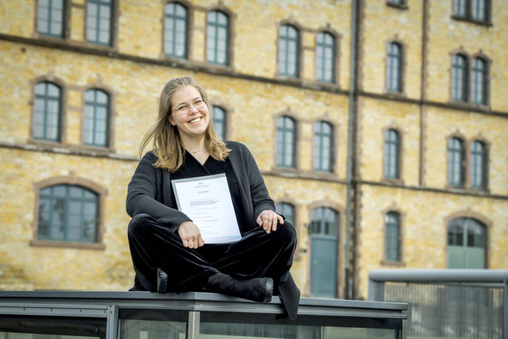 Sasha Adam erhält für ihre Abschlussarbeit im Bereich Nachhaltigkeit einen StudyUp-Award der Hochschule Osnabrück.