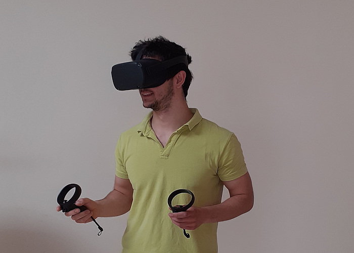 Gründer Marc Viladrich demonstriert den Einsatz der VR-Brille