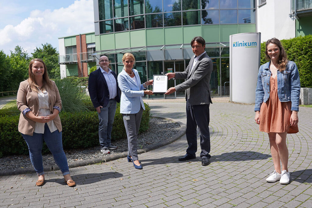 Übergabe der offiziellen Urkunde am Klinikum Osnabrück: (v.l.) Jacqueline Bosse, Axel Voß (team4media) mit Silvia Kerst und Frans Blok (Klinikum Osnabrück) sowie Franziska Prenzler (team4media).