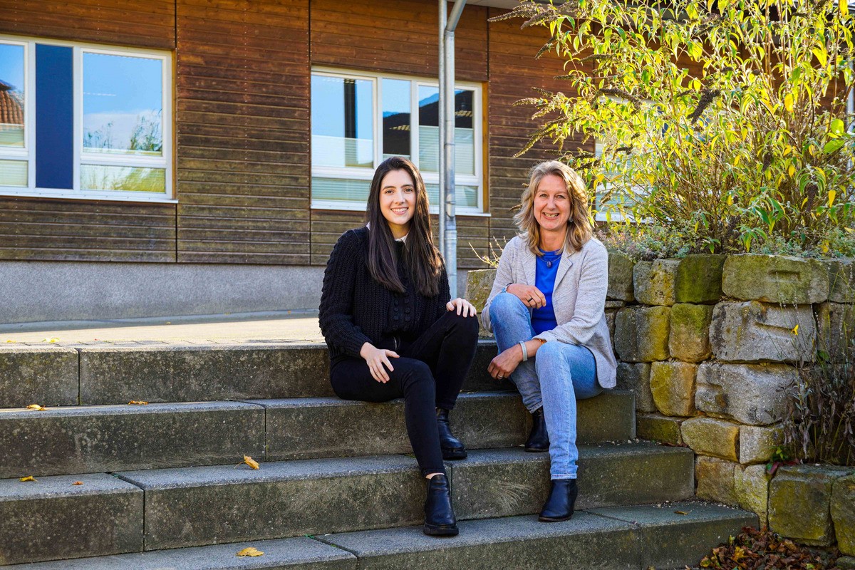Josefa Davalos quad Artikel Dank ihrer Mentorin Pia Röhner (r.) und dem Programm Mentoring.INTERKULT hat Studentin Josefa Davalos schon vor ihrem Abschluss ein Jobangebot in der Tasche. Foto: Hochschule Osnabrück