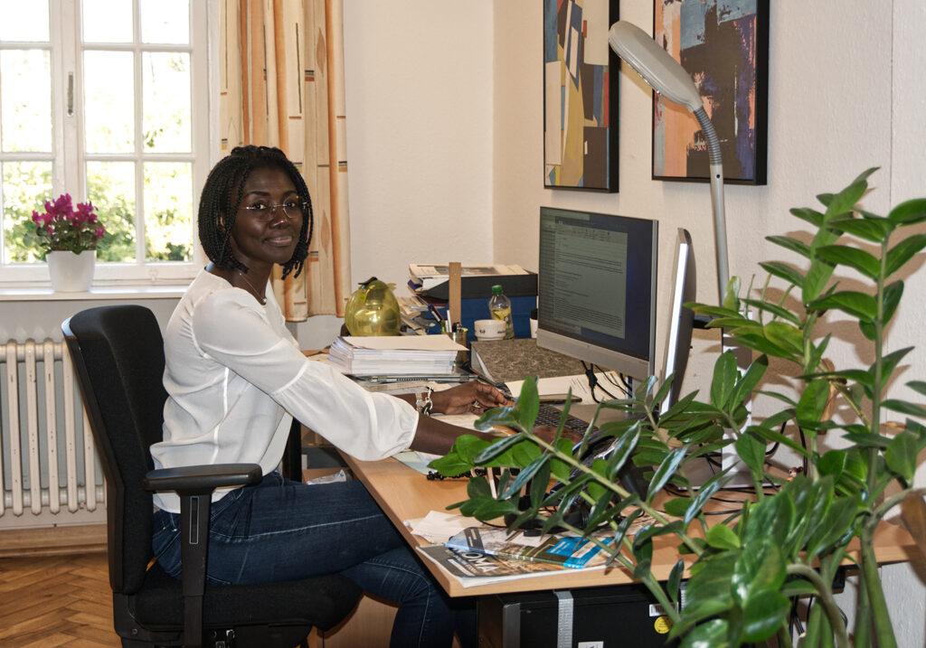 Als Programmbereichsleiterin für den Fachbereich Fremdsprachen arbeitet Joyce Noufélé an der Volkshochschule Osnabrück. Fotos: Sina-Christin Wilk