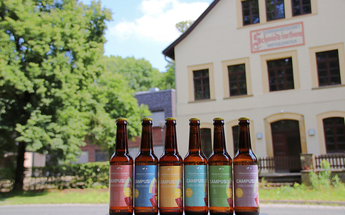 campusbier jubilaeum Jeder Standort ein Etikett: Zum 50-jährigen Jubiläum bringt die Hochschule Osnabrück eine Sonderedition des Campusbiers und eine neue Sorte, ein alkoholfreies Bier, raus.