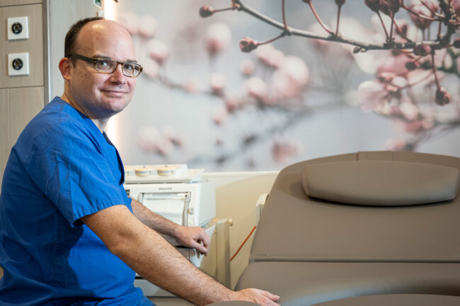 Florian Greller ist 41 Jahre alt, Student und angehende Hebamme. Für seinen Traumjob hat er den beruflichen Neustart gewagt. Foto: Hermann Pentermann