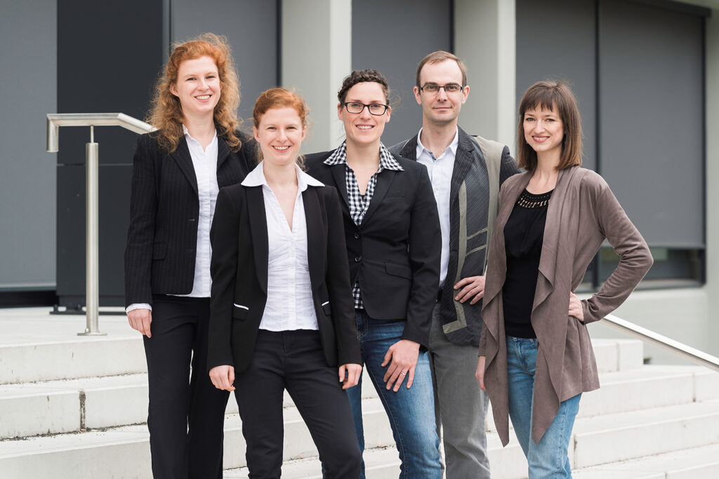Das Feelspace-Team vor seinem Firmensitz im InnovationsCentrum Osnabrück.