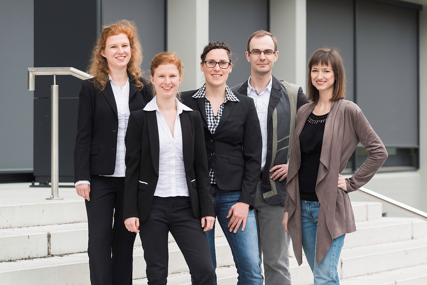web-Feelspace-Team_Artikel Das Feelspace-Team vor seinem Firmensitz im InnovationsCentrum Osnabrück.