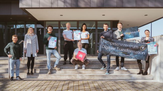 Leonard Gehrmeyer für das Transfer- und Innovationsmanagement und Nina Müller für die Aloys & Brigitte Coppenrath-Stiftung mit den Gewinner*innen des diesjährigen Ideenwettbewerbs der Osnabrücker Hochschulen: Simon Kreuzer für Studio Grimm; Felix Queisler, Marvin Frede, Carmen Isensee für annie.bike; Fynn-Hendrik Paul, Henning Brink, Nicole Draxler-Weber für myDigimatch (v.l.n.r.). Foto: Mirko Müller