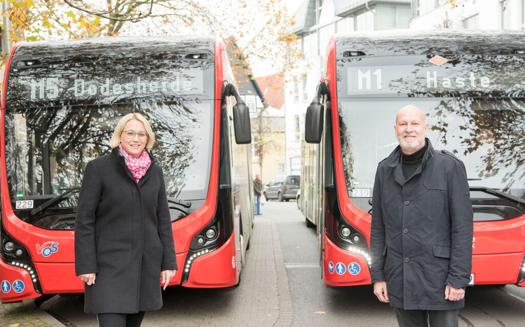 Die komplette E-Bus-Flotte der Stadtwerke ist im Einsatz – zum Beispiel auf der M1 und der M5 in der Hasestraße (v.l. Oberbürgermeisterin Katharina Pötter und Stadtwerke-Mobilitätsvorstand Dr. Stephan Rolfes). © Stadtwerke Osnabrück / Uwe Lewandowski.