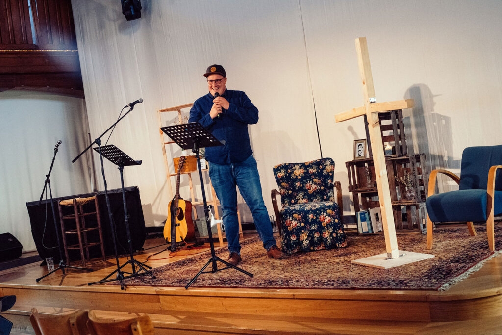 Ob Poetry Slam oder Predigt - Tom Herter weiß, sein Publikuem zu fesseln. Foto: Philipp Eifler