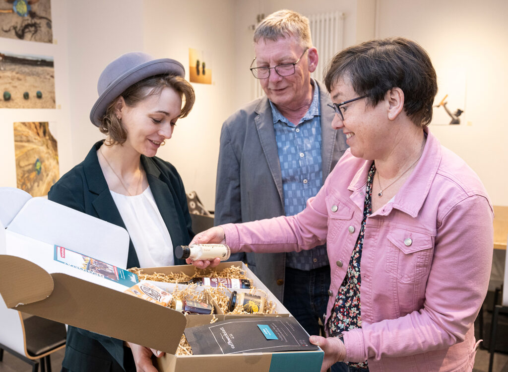 Marie-Theres Lohmann (WFO), Rolf Holtgreve (HHO) und Mechthild Sauer (HHO) präsentierten die neue Regionalbox am Verkaufsstandort StadtGalerieCafé.