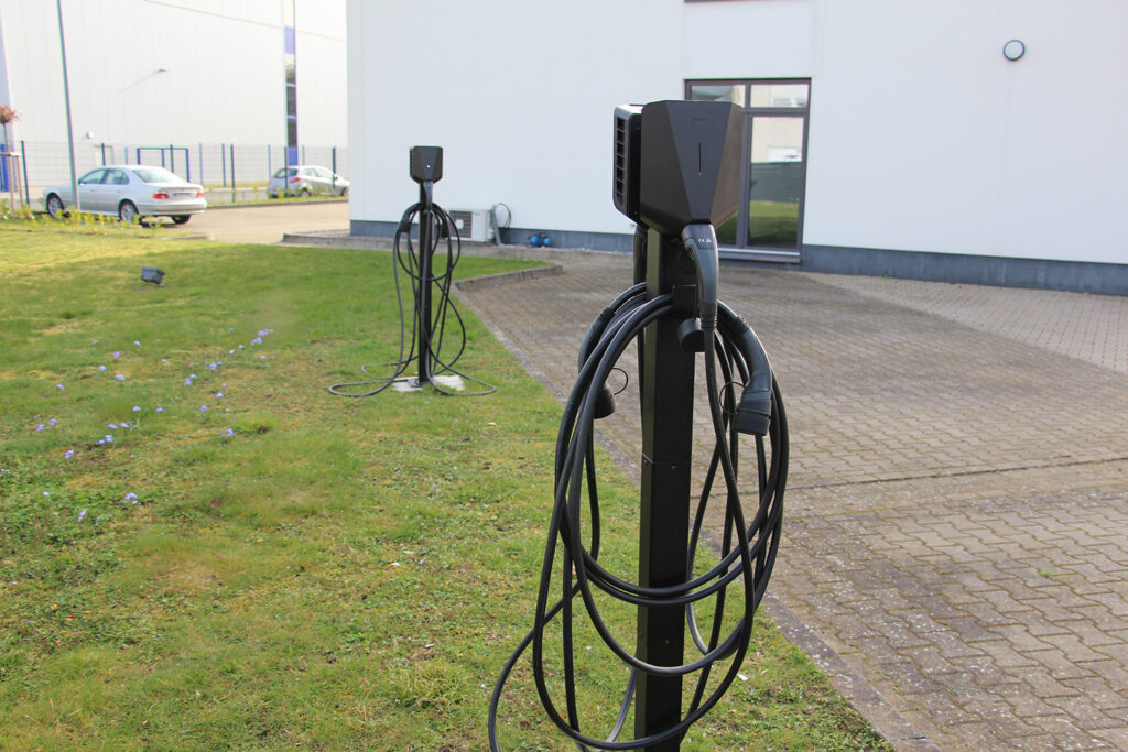 Strom für die Elektrofahrzeuge – vier neue Ladesäulen wurden auf dem Firmenparkplatz installiert und stehen für die Firmenfahrzeuge und die Mitarbeitenden bereit.