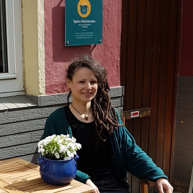 Rosa Schwenzer vor ihrem Geschäft Glückstässchen