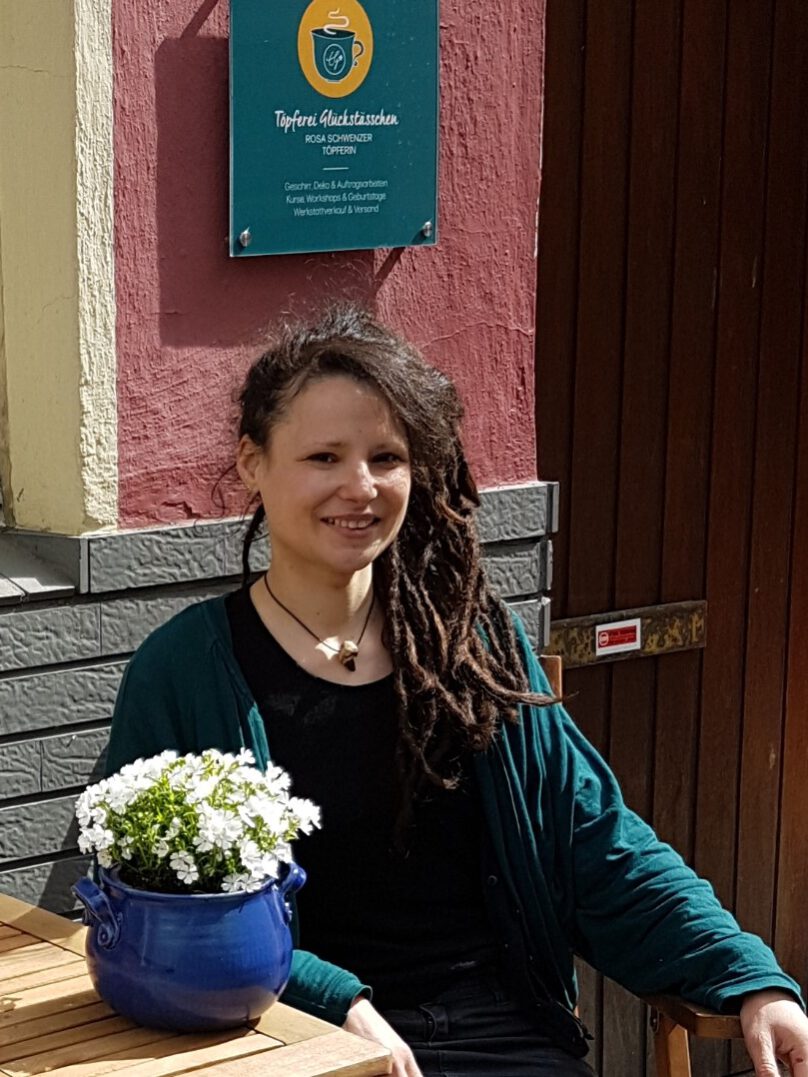 Rosa Schwenzer vor ihrem Geschäft Glückstässchen