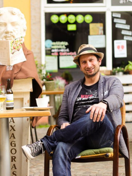 Lorenzo Grani vor seiner Trattoria am Rathaus