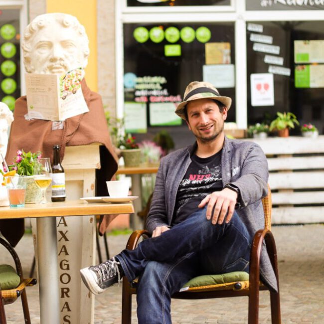 Lorenzo Grani vor seiner Trattoria am Rathaus