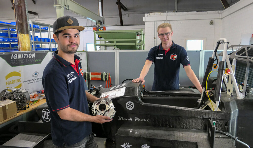 Komplexe Technik, bei der jedes Detail zählt: Linus Garcia Alba (links) und Niko Lührs geben bei der Werkstattführung Einblicke in den Rennwagenbau.