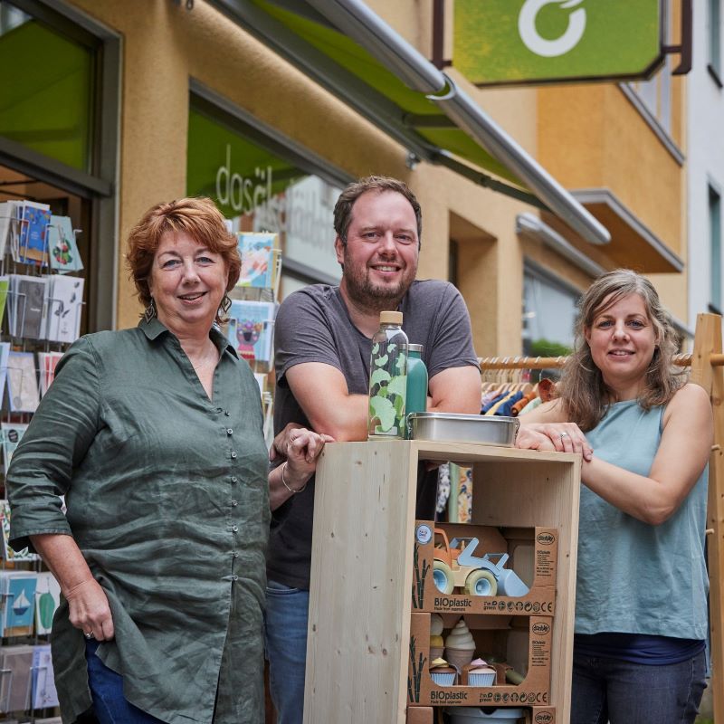 das Team des ökolädchens vor ihrem Geschäft in der Redlinger Straße in Osnabrück