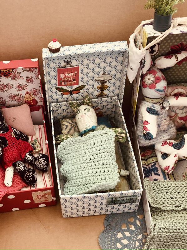 Kleine Welten aus kleinen Fundstücken und Stoffresten