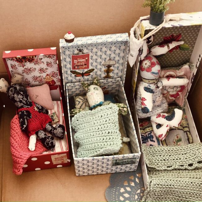 Kleine Welten aus kleinen Fundstücken und Stoffresten